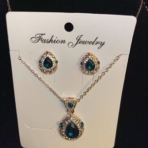 Hollowed Out Floral Pattern Waterdrop Green Necklace And Earrings Gold Tone (1)